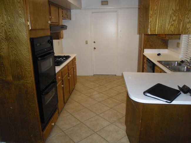 Building Photo - 3 Bedroom 2 Bath Home in Desired area Esco...