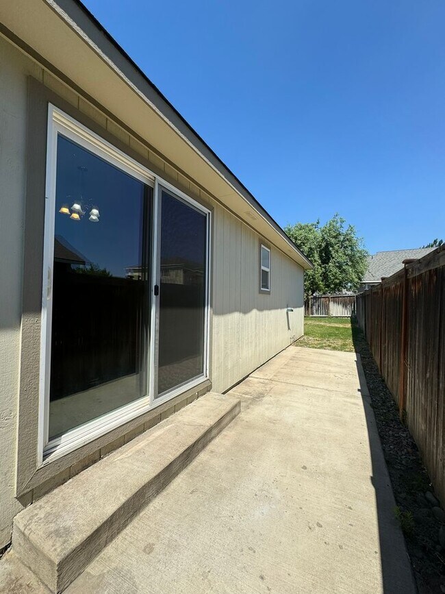 Building Photo - 4 Bedroom, 2 Bath House! Available to Rese...