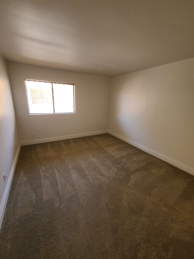 Building Photo - Spacious 2Bd Condo in Mira Mesa with Private Balcony & In-Unit Laundry!