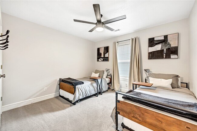 Building Photo - 701 SW Maidstone Ave