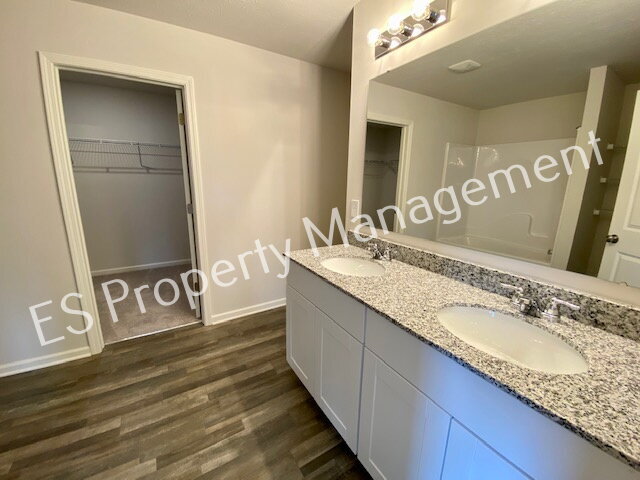 Building Photo - Gorgeous 5 Bedroom 3 Bathroom New Build in Muncie!