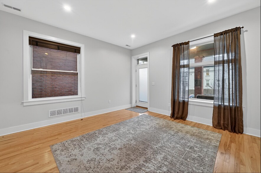 Building Photo - 5549 Columbo St