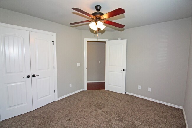 Building Photo - 902 SW Caprington St