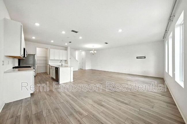 Building Photo - 700 Benoi Dr