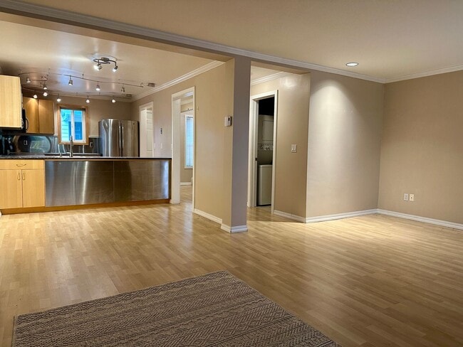 Building Photo - Two Story Condo in Downtown Bellevue