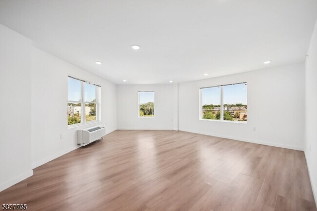 Building Photo - 369 18th Ave