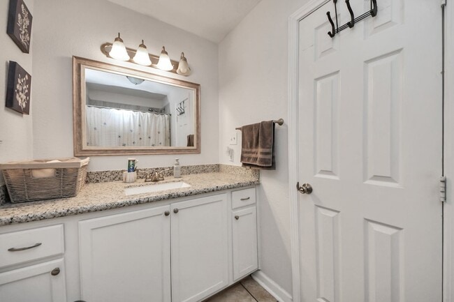 Building Photo - 2806 Oak Dr