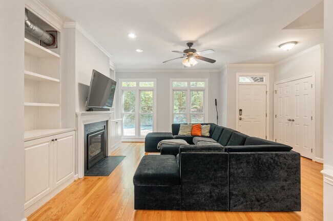 Building Photo - Beautiful Southern Village townhome - Furnished - Mid / Long Term lease options