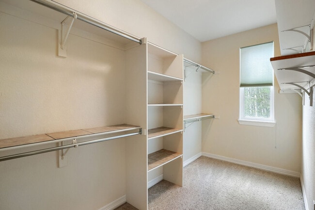Building Photo - 692 Louis Dr