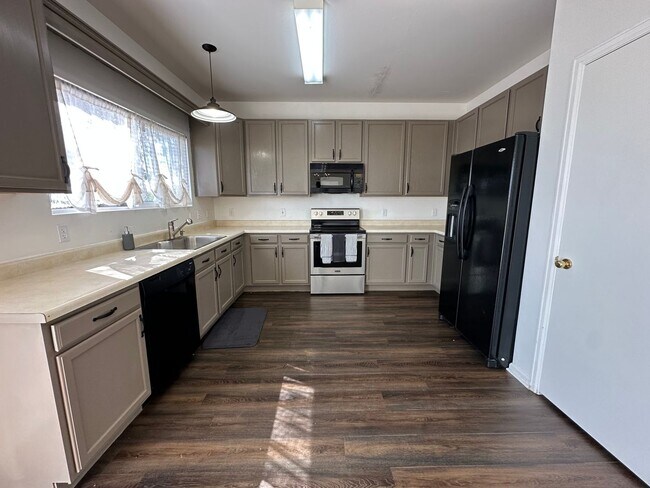 Building Photo - 3 Bed 3 Bath house in Fountain!!!
