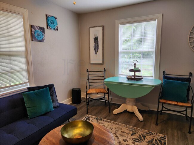 Building Photo - Cozy Apartment located near UAMS!