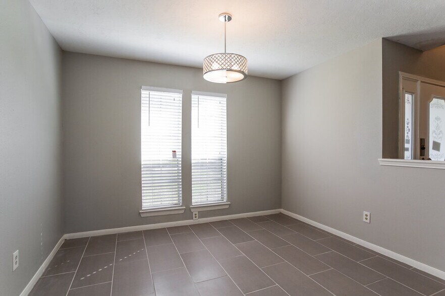 Building Photo - 2331 Rolling Glen Dr