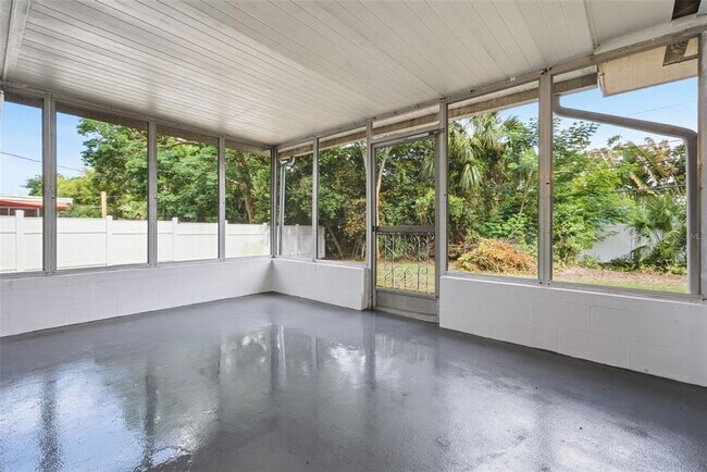 Building Photo - 2465 Brentwood Dr
