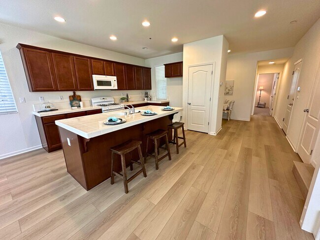 Building Photo - Stunning 4 Bedroom, 3 Bath Questa Home