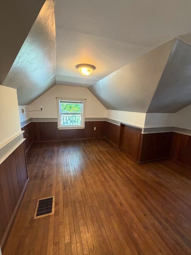 Building Photo - 3 Bedroom, 2 Full Bath Home with 4-Season Room, Garage & Large Lot