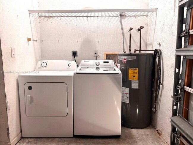 Building Photo - 3725 NE 23rd Ct