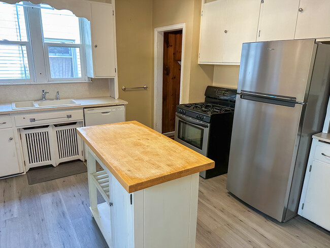 Large Kitchen with Two Fridges - 1075 14th ave se