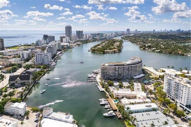 Building Photo - 900 Bay Dr