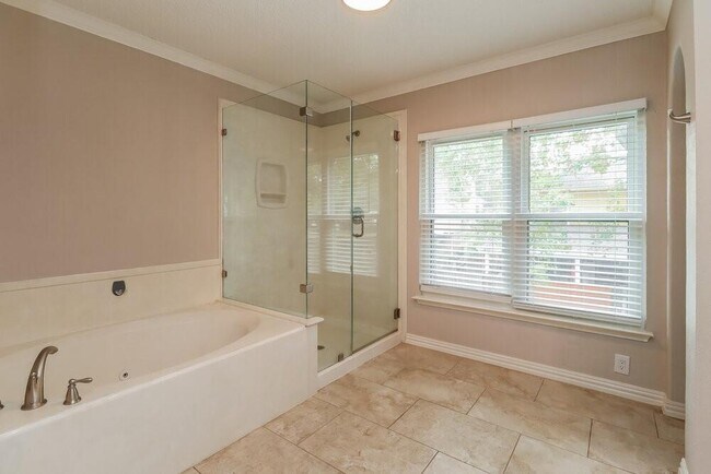 Building Photo - 4002 Ashwood Dr