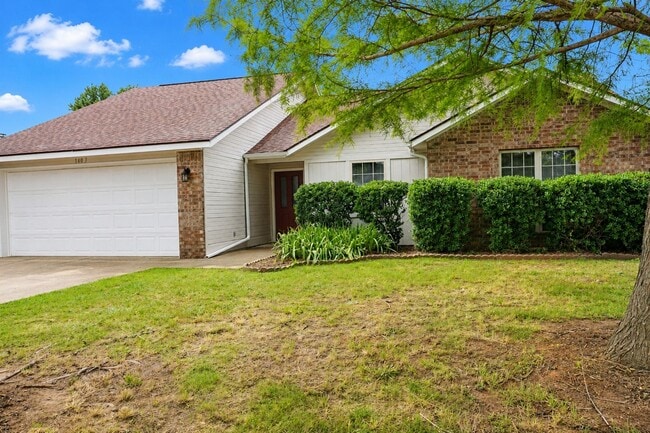 Building Photo - 3 Bedroom / 2 Bath home in Bentonville - Walk to Bentonville High School!