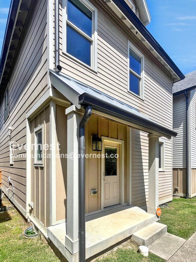 Building Photo - Lovely 2-Bedroom Home with Modern Amenitie...