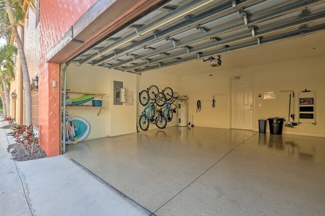 Building Photo - 9159 Delano St