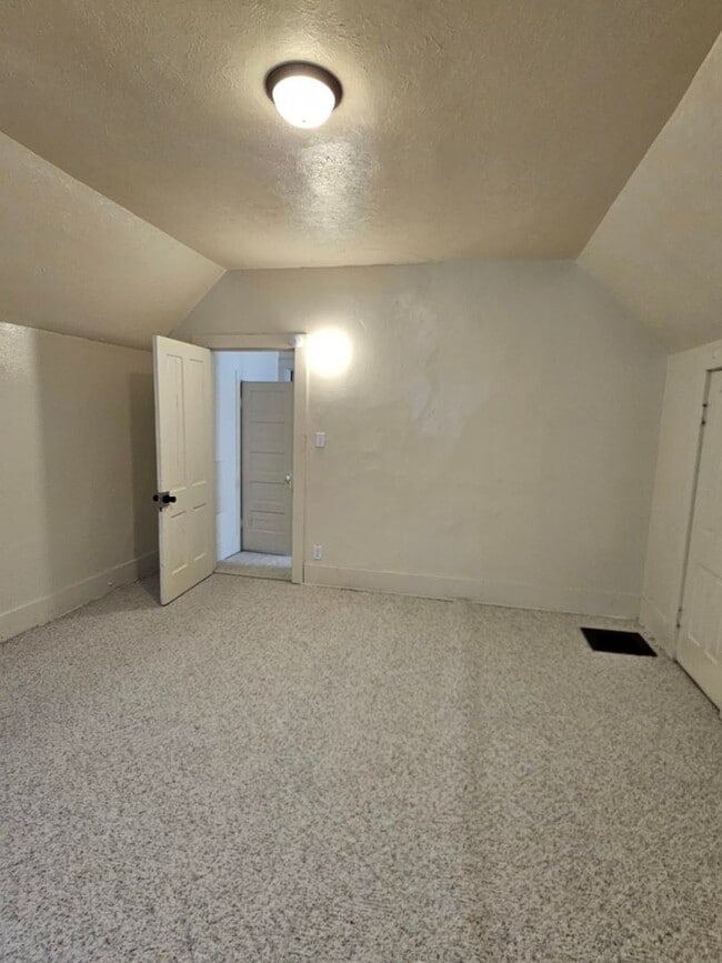 Building Photo - 819 E Whitmer St