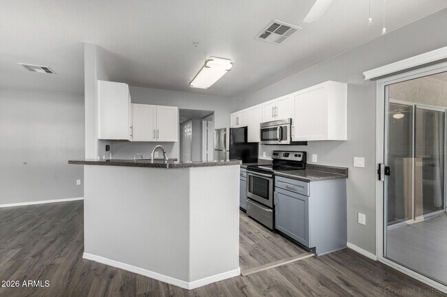 Building Photo - 1295 N Ash St