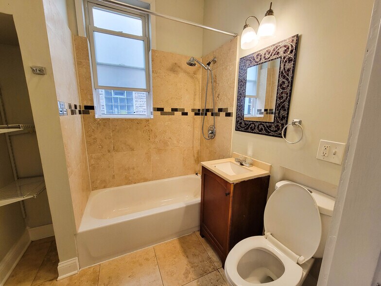 Building Photo - 4226 W Kamerling Ave