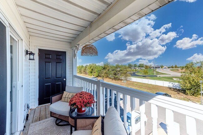 Building Photo - Tastefully updated 2-bedroom, 2-bath condo