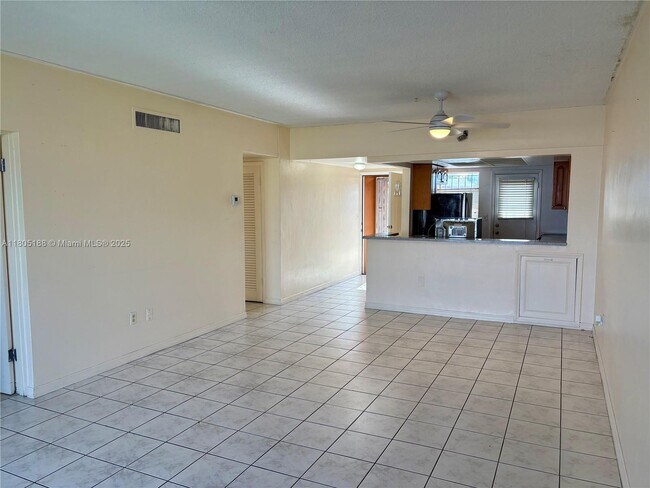 Building Photo - 1591 NE Miami Gardens Dr