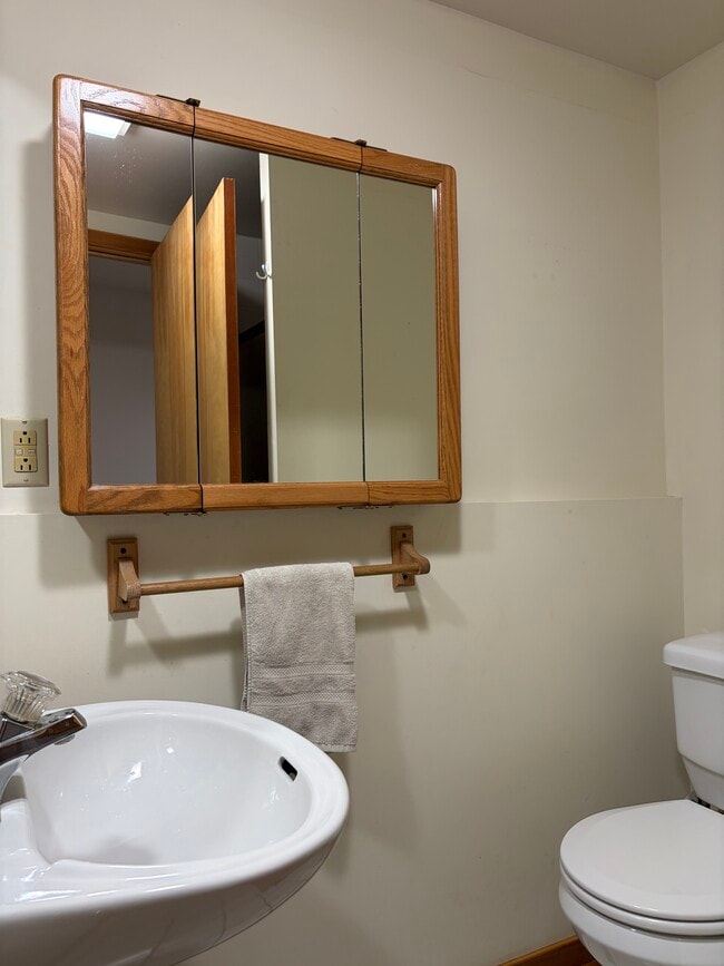 Building Photo - 6526 Bettys Ln