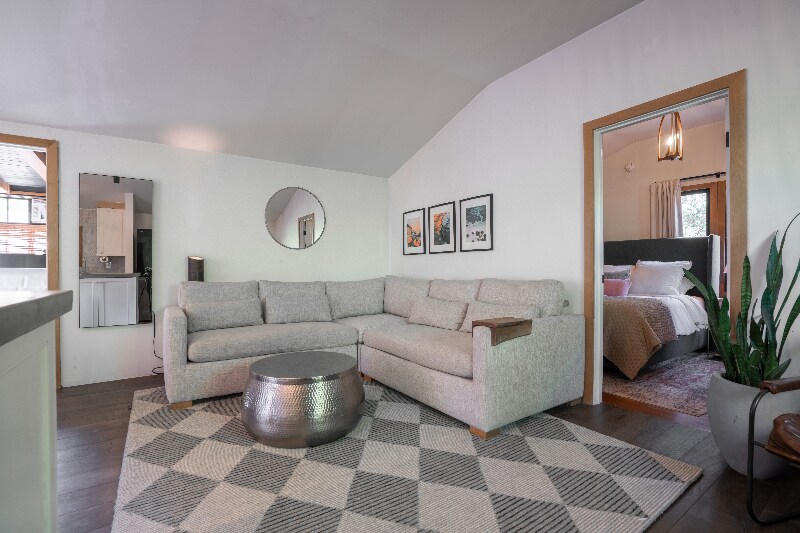 Building Photo - 617 Acacia Ln