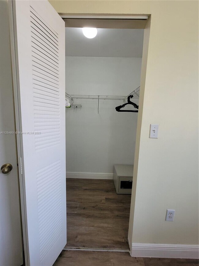 Building Photo - 400 Scotia Dr