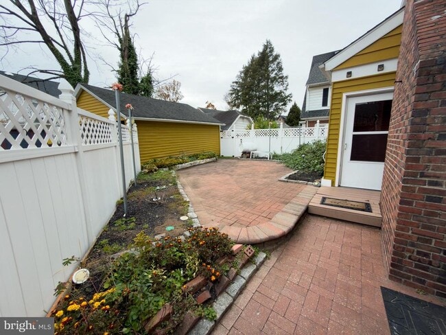 Building Photo - 409 Sanhican Dr