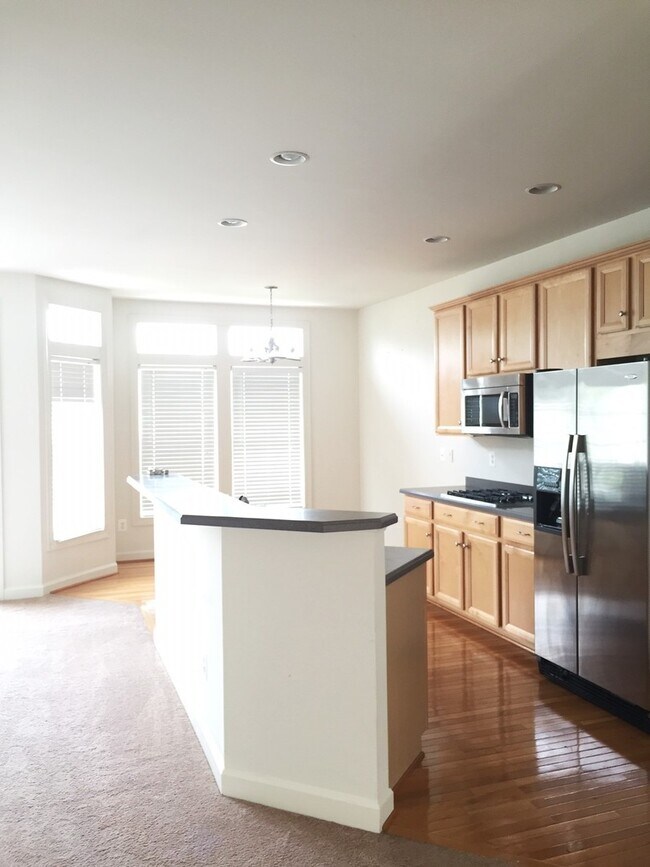 Building Photo - Spacious Townhouse in the City!