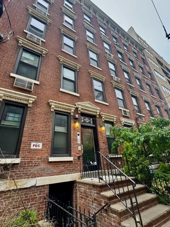 Building Photo - 68 Park Ave