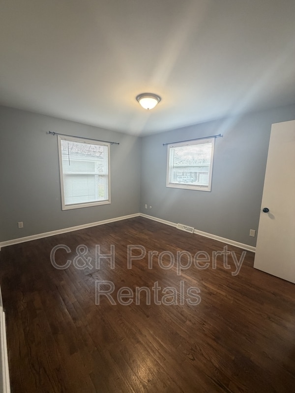 Building Photo - 915 Avenue F