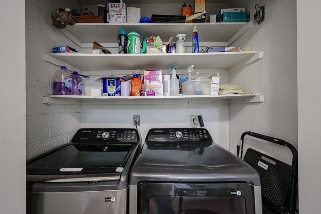 Building Photo - Great Location and Nicely Updated 2 Bed 2 Bath!