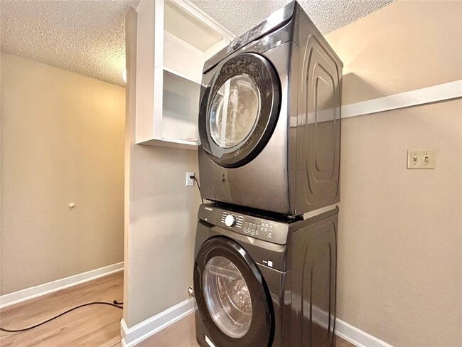 Building Photo - 8711 Westover Club Dr
