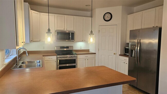 Building Photo - 2719 Colonial Dr