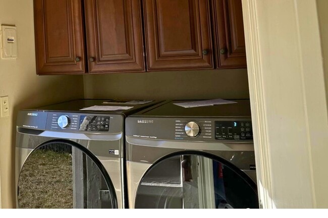 Building Photo - 1050 E Bates Pkwy