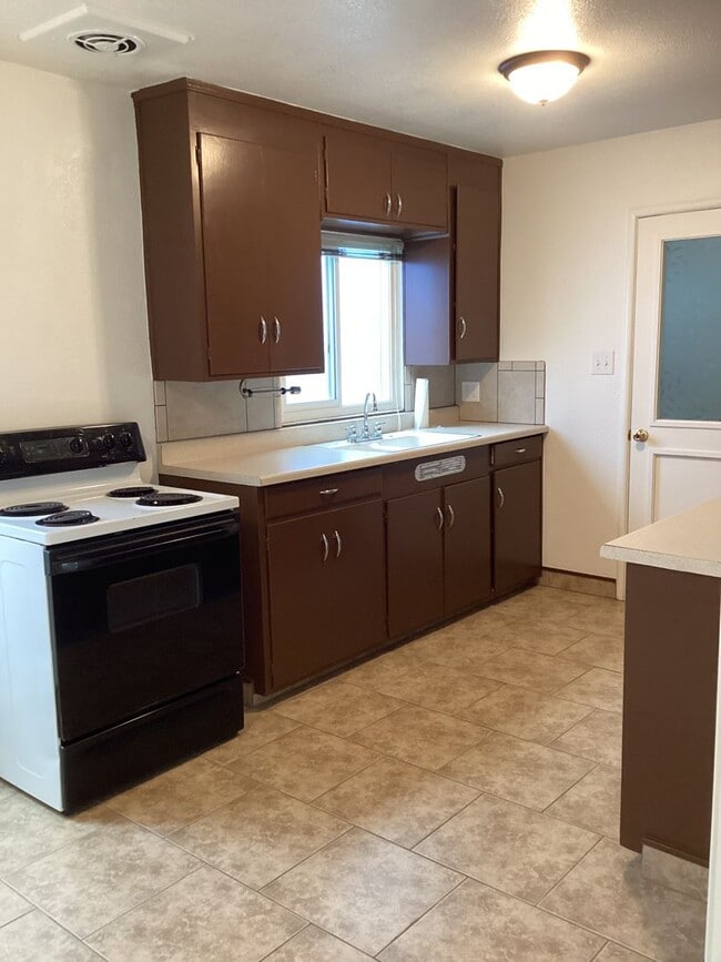 Building Photo - Very Nice One Bedroom Home Now Available In Gustine