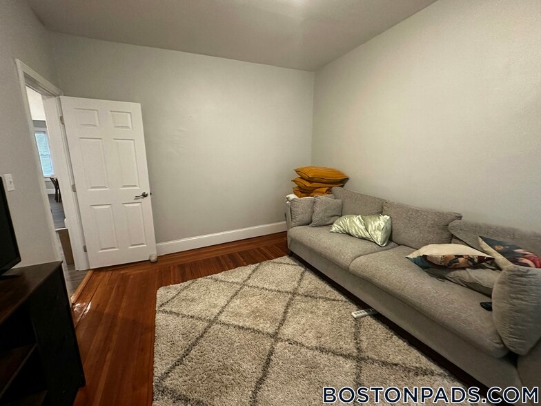 Building Photo - 108 Callender St