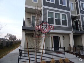 Building Photo - Great 3 Bd 2.5 Ba Townhome Rooftop Views