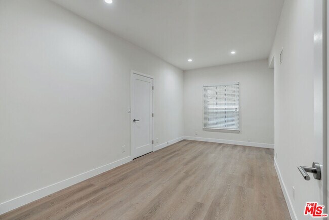 Building Photo - 144 N Swall Dr