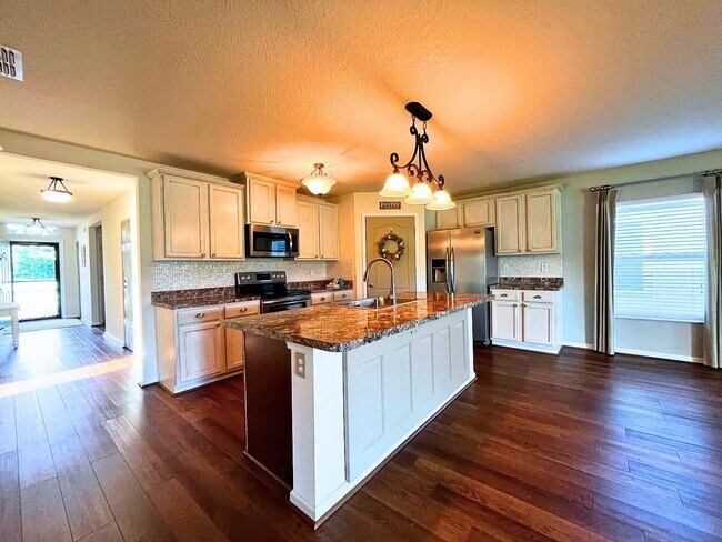 Building Photo - 4/2 with Community Amenities