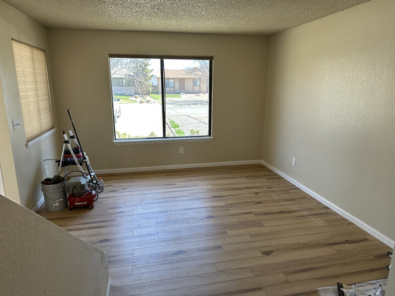 Building Photo - 631 Highline Dr