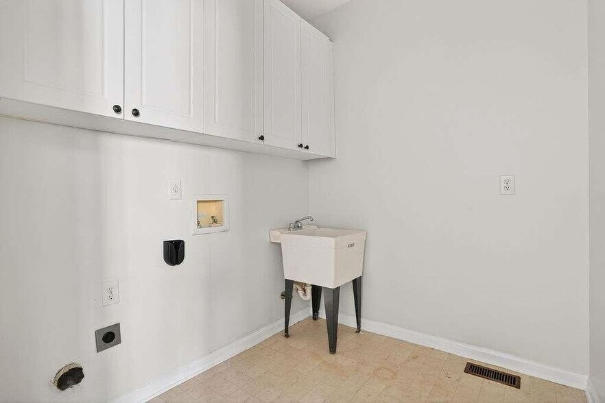 Building Photo - 1200 Cresthaven Ln NW