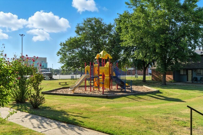 Building Photo - New Flooring and Upgrades!  2 Bedroom 1 Bath Available Now!